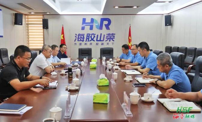 艾轶伦在海南橡胶山荣分公司座谈。